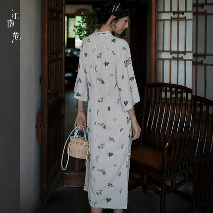 江南范新中式改良刺绣女士旗袍2024洋气日常可穿薄款微喇袖连衣裙