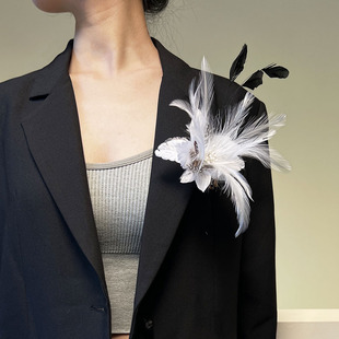 新款欧美风羽毛配公主水晶珠和森系纱布布艺胸针胸花搭配婚礼服饰