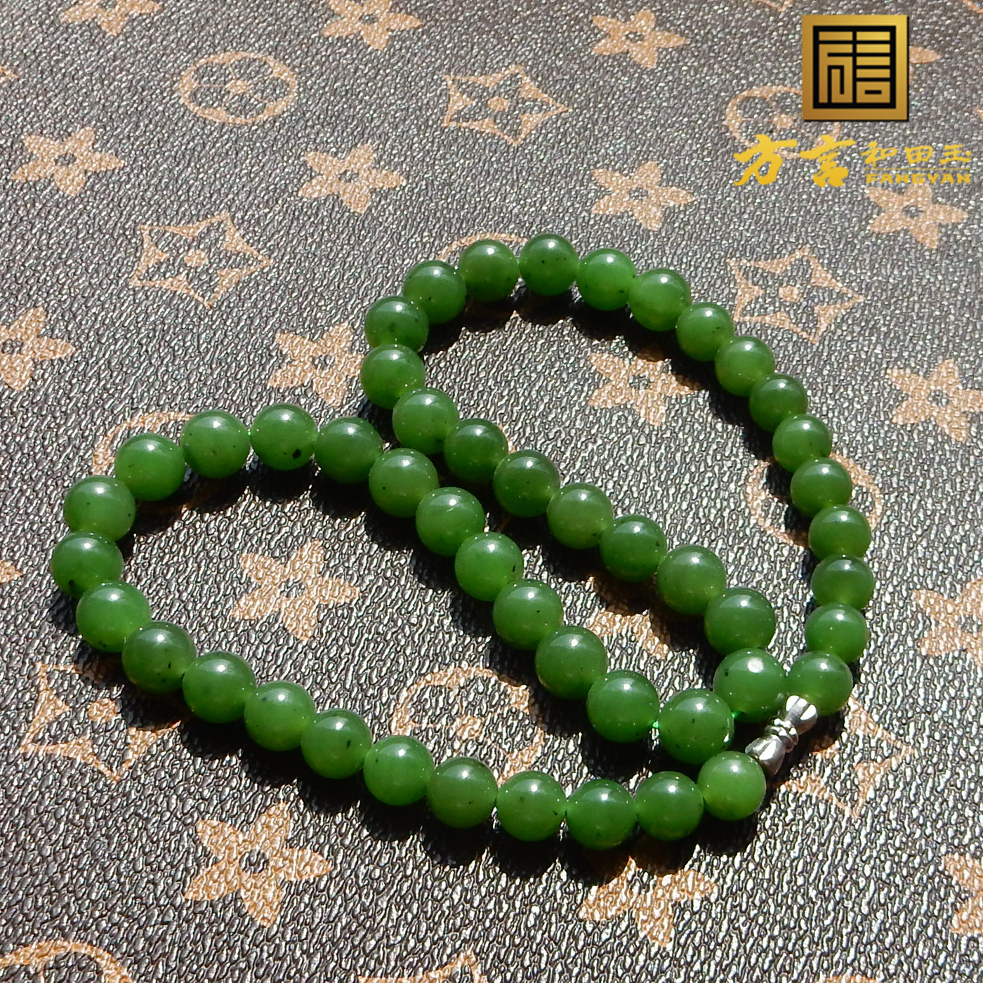 俄罗斯油润阳绿碧玉10mm圆珠项链