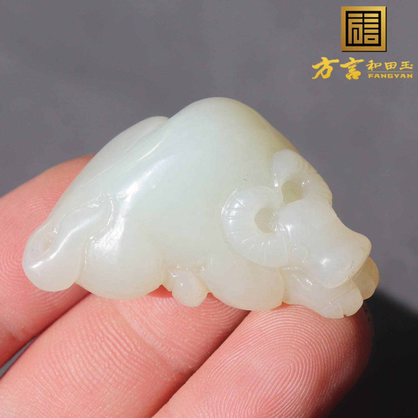 方言和田玉俄料白玉牛挂件