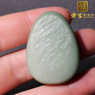 惊呆方言巨漏新疆老熟籽料沙枣青双色双面留原皮无事牌吊坠挂件A8