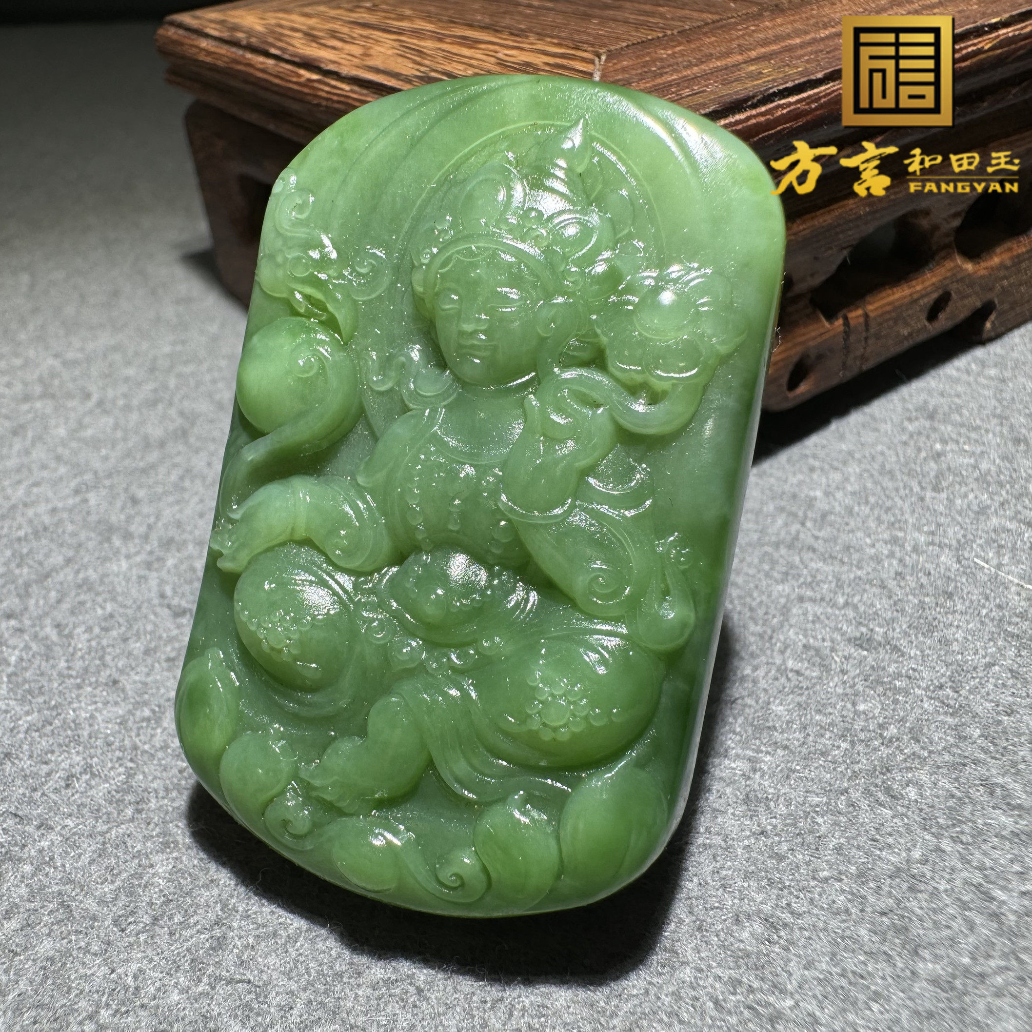 高品质方言和田玉老坑俄料碧玉粉绿起荧光精雕观音牌子吊坠挂件S