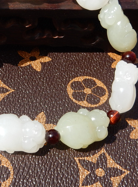 俄罗斯白玉带翠精雕小猪16MM手串