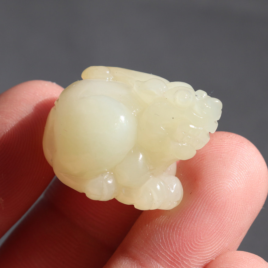 惊呆方言和田玉佩戴级新疆高油糯且末料糖白玉瑞兽貔貅吊坠挂件A8