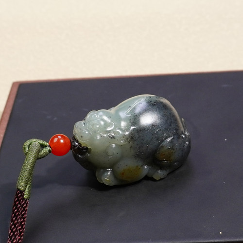 和田玉新疆玉龙河无结构黄皮点墨青花籽料一线天貔貅吊坠挂件Q