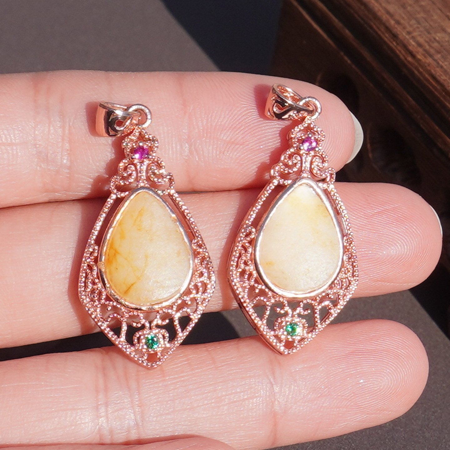 巨漏方言和田玉新疆老熟洒金皮白玉籽料银镀玫瑰金耳钉吊坠挂件A6