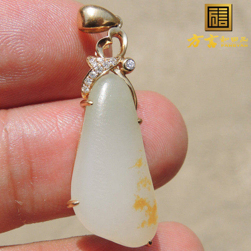 方言一口气红活皮水滴型带翠羊脂玉籽料18K金镶玉真钻原石吊坠子F