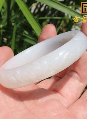 秒杀了方言和田玉佩戴新疆飘墨意境羊脂白玉底53mm花开富贵镯A8