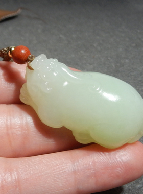 精品和田玉珍藏级俄料细腻油润白玉催青色貔貅吊坠挂件P