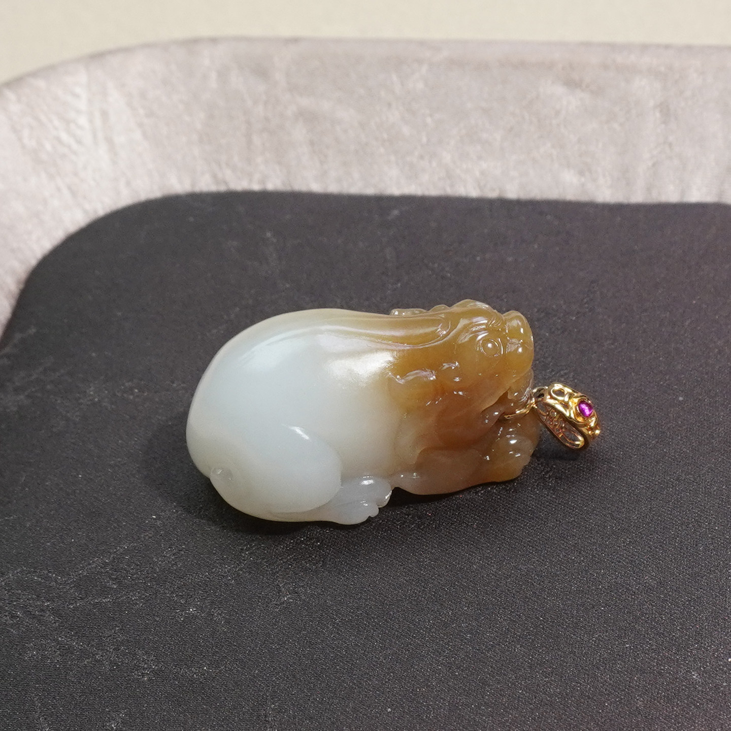 和田玉新疆细腻油润且末料金山矿糖白玉18K金镶嵌貔貅吊坠挂件Q