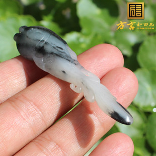 大漏方言和田玉精品新疆黑白分明意境青花籽料年年有余吊坠A1