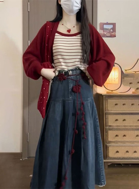 韩系温柔学院风穿搭红色针织开衫+条纹吊带背心+牛仔半身裙三件套