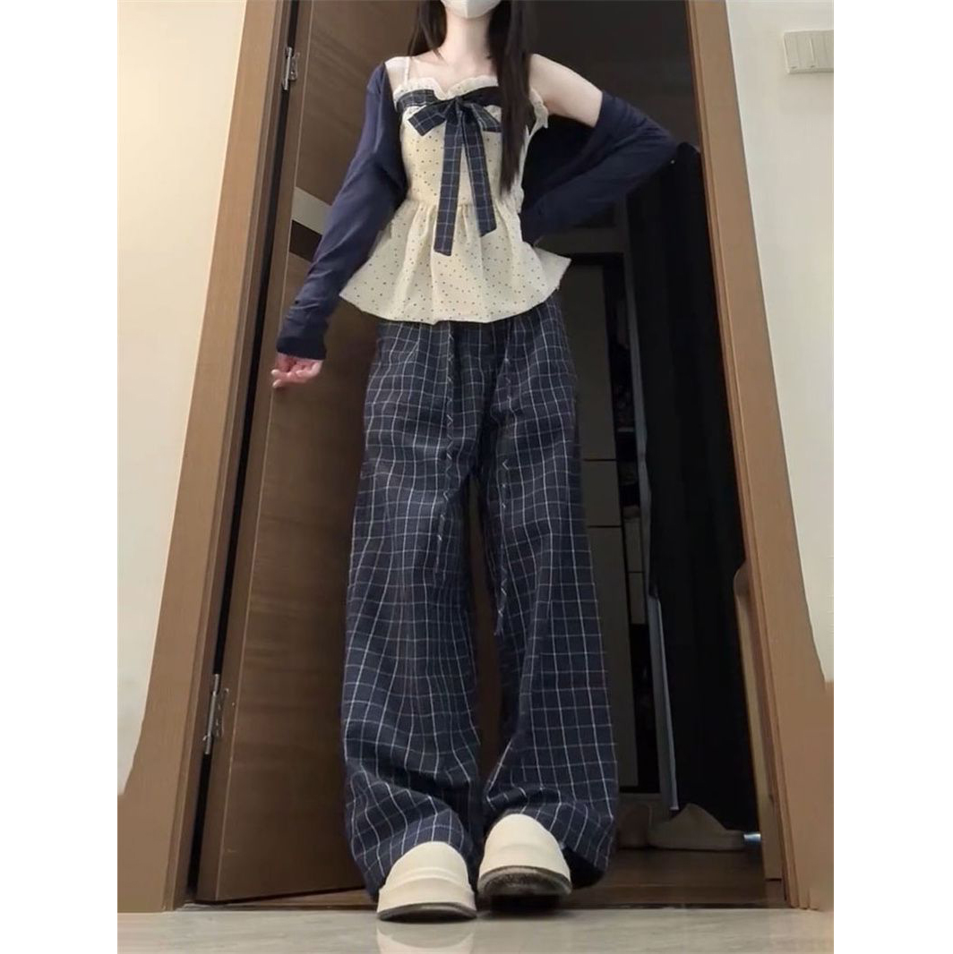 波点吊带上衣+针织开衫+格纹长裤