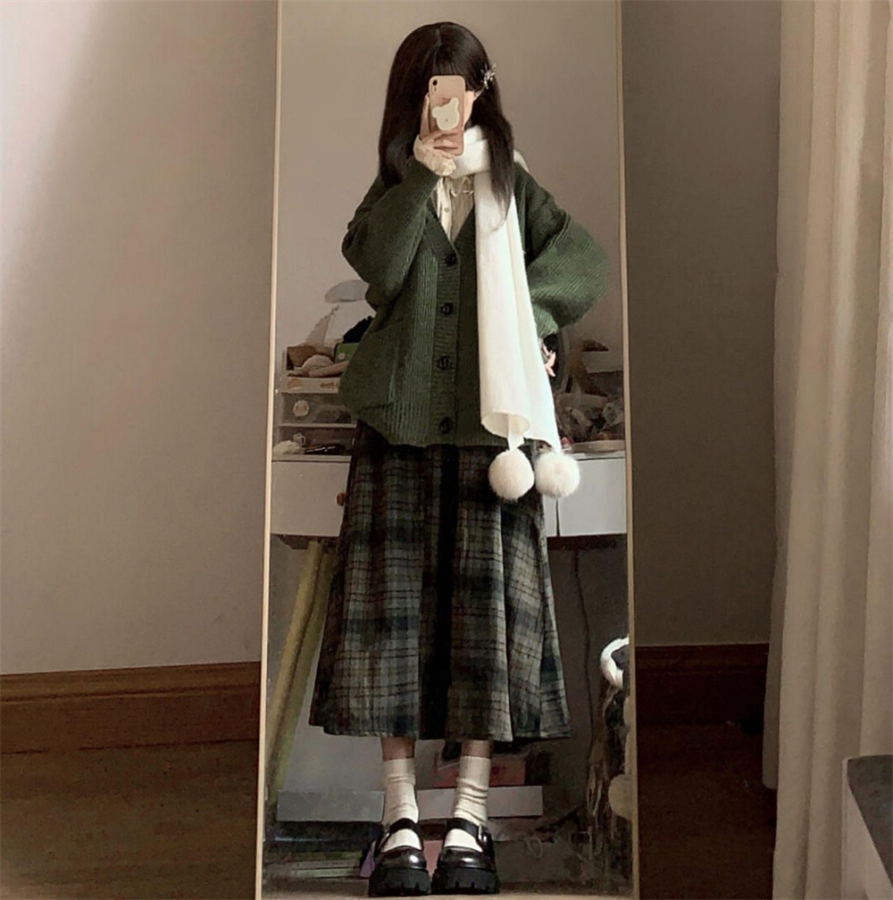 针织开衫毛衣+格纹半身裙