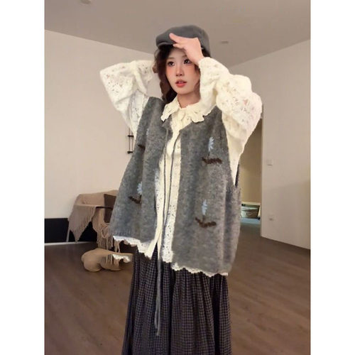 灰色针织马甲+长袖衬衫+半身裙