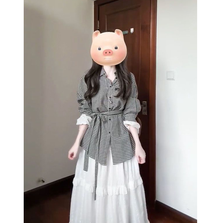 花边袖拼接格纹衬衫+白色半身裙