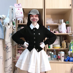 2025森系温柔风穿搭一整套撞色假两件针织开衫外套女显瘦白色短裙