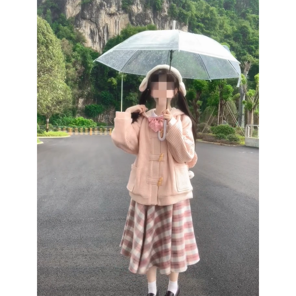 粉色连帽开衫毛衣+格子半身裙