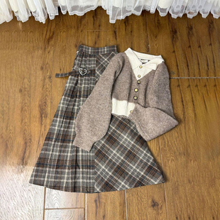 甜美学院风穿搭一整套奶咖色假两件针织毛衣 潮流高腰格纹半身裙