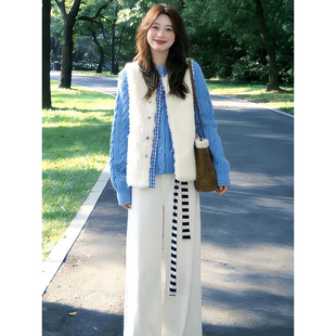 高级学院风氛围感穿搭一整蓝色针织开衫叠穿暖呼呼白色毛毛马甲女