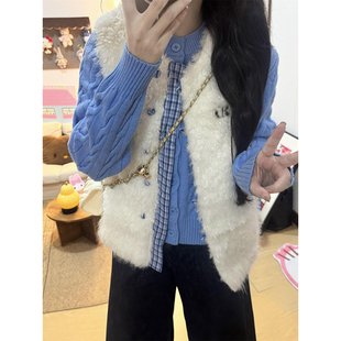 森系温柔风少女穿搭一整套毛茸茸马甲开衫女搭配蓝色圆领麻花毛衣