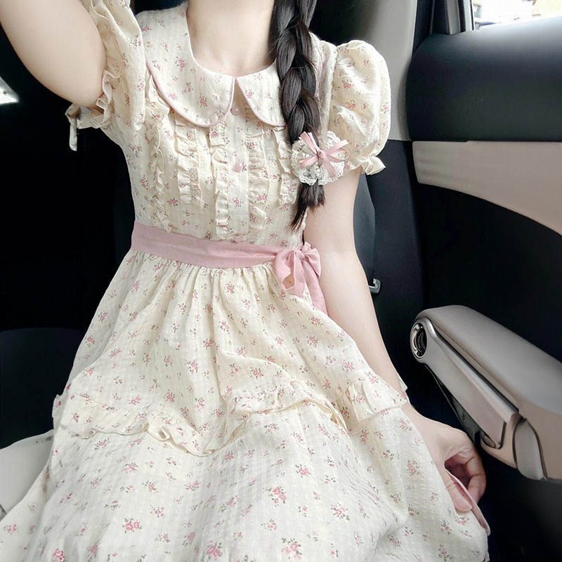 收腰修身泡泡袖娃娃领碎花连衣裙