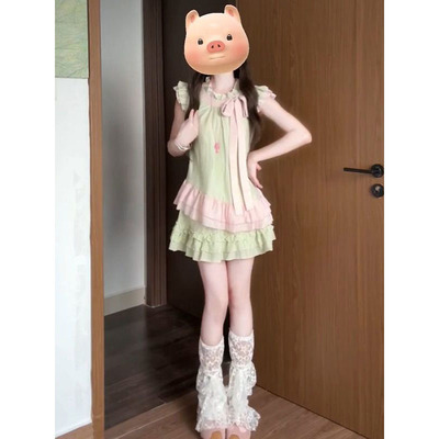粉撞绿小飞袖上衣+绿色半身裙