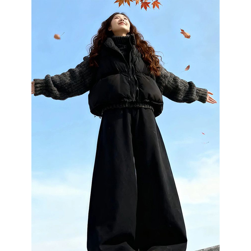 时尚学院风氛围感穿搭一整套高领针织毛衣+黑色休闲长裤+棉衣马甲