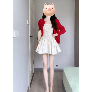 女学生搭配波点连衣裙两件套 韩系甜美度假风穿搭红色针织披肩开衫