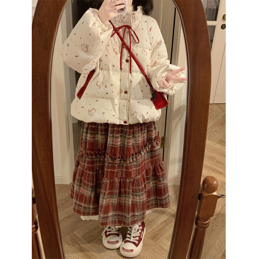 兔子印花米白色棉服+格纹半身裙