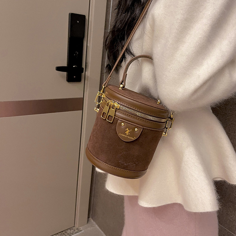 高级感小众包包女2023新款爆款时尚丝绒圆筒手提单肩水桶包斜挎包,箱包皮具/热销女包/男包,水桶包,淘宝优惠券,粉丝福利购,淘宝优惠卷