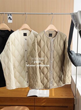 日D贵牌~联名款绗缝外套，客供800蓬！休闲洋气感圆领三色羽绒服