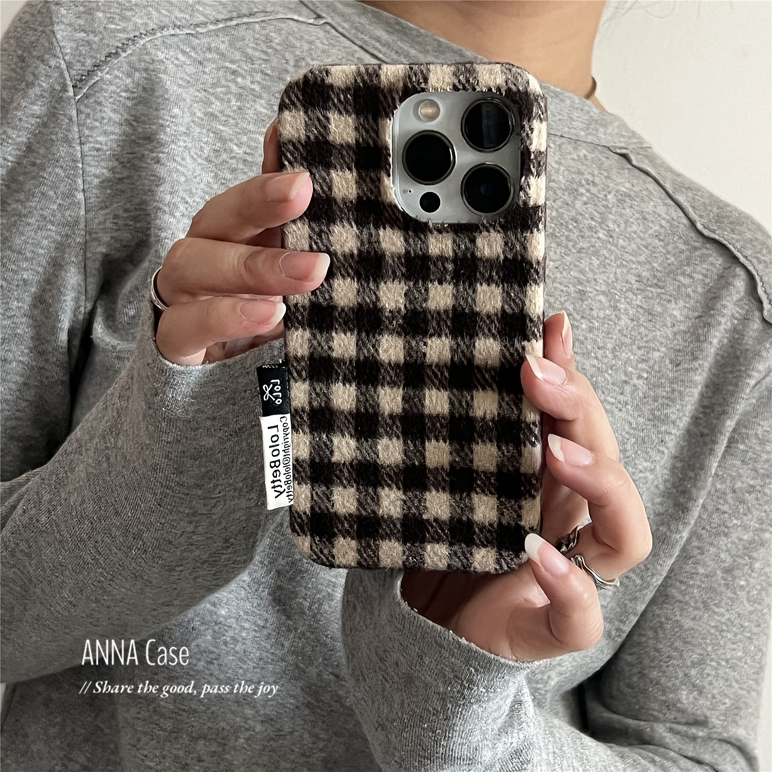 秋冬棕咖色小方格标签绒布手机壳