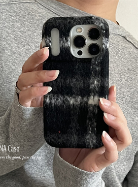 ANNACASE秋冬黑色格纹绒布标签手机壳适用iphone17promax苹果14少女17pro新款15pro全包16Promax防摔保护套16
