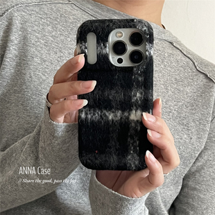 ANNACASE秋冬黑色格纹绒布标签手机壳适用iphone17promax苹果14少女17pro新款 15pro全包16Promax防摔保护套16
