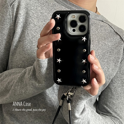 ANNACASE小众金属星星铆钉黑色漆皮挂绳适用苹果17promax手机壳iphone14女15pro新款16pro全包17防摔保护套16