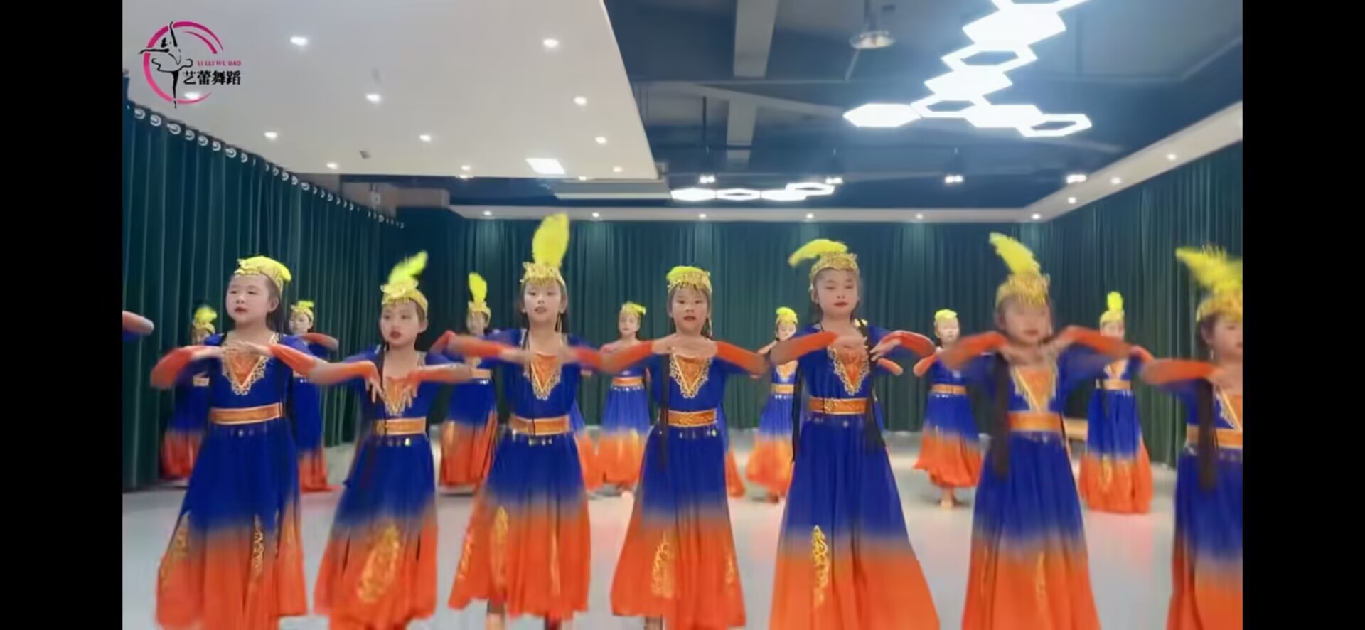 绽放新娃哈哈维吾尔族儿童舞蹈新疆舞演出服小小古丽民族风大摆裙图片
