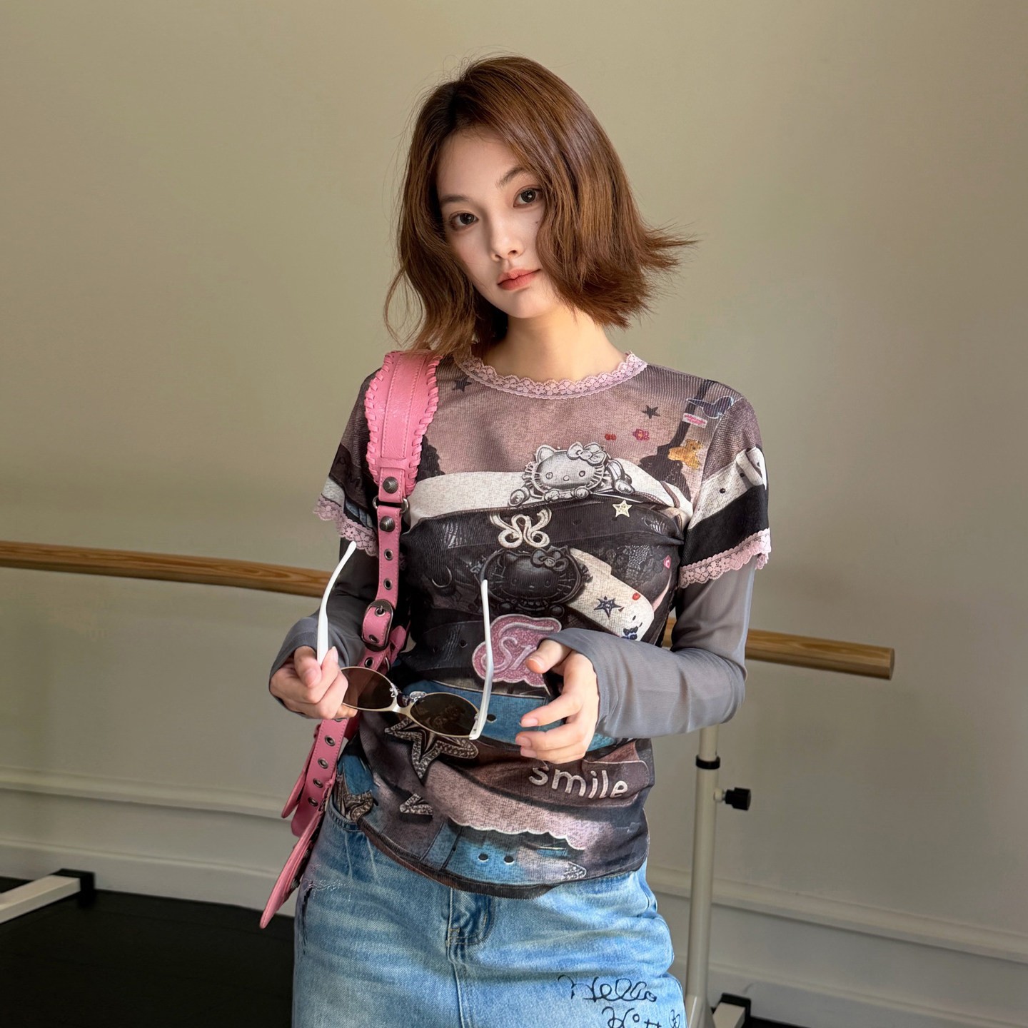 小猫腰带图案印花修身T恤女