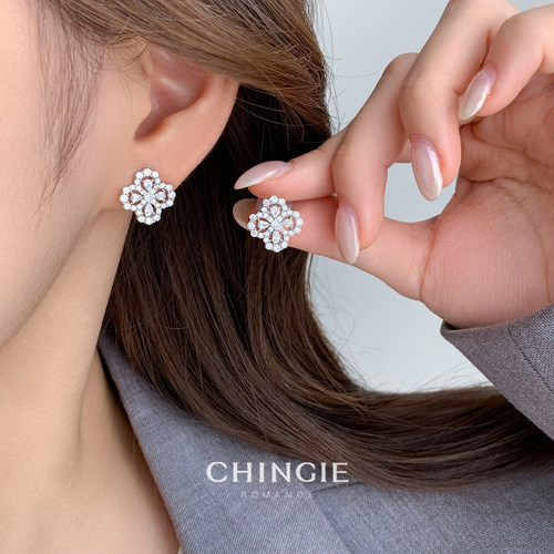 满钻爆闪镂空四叶草耳环