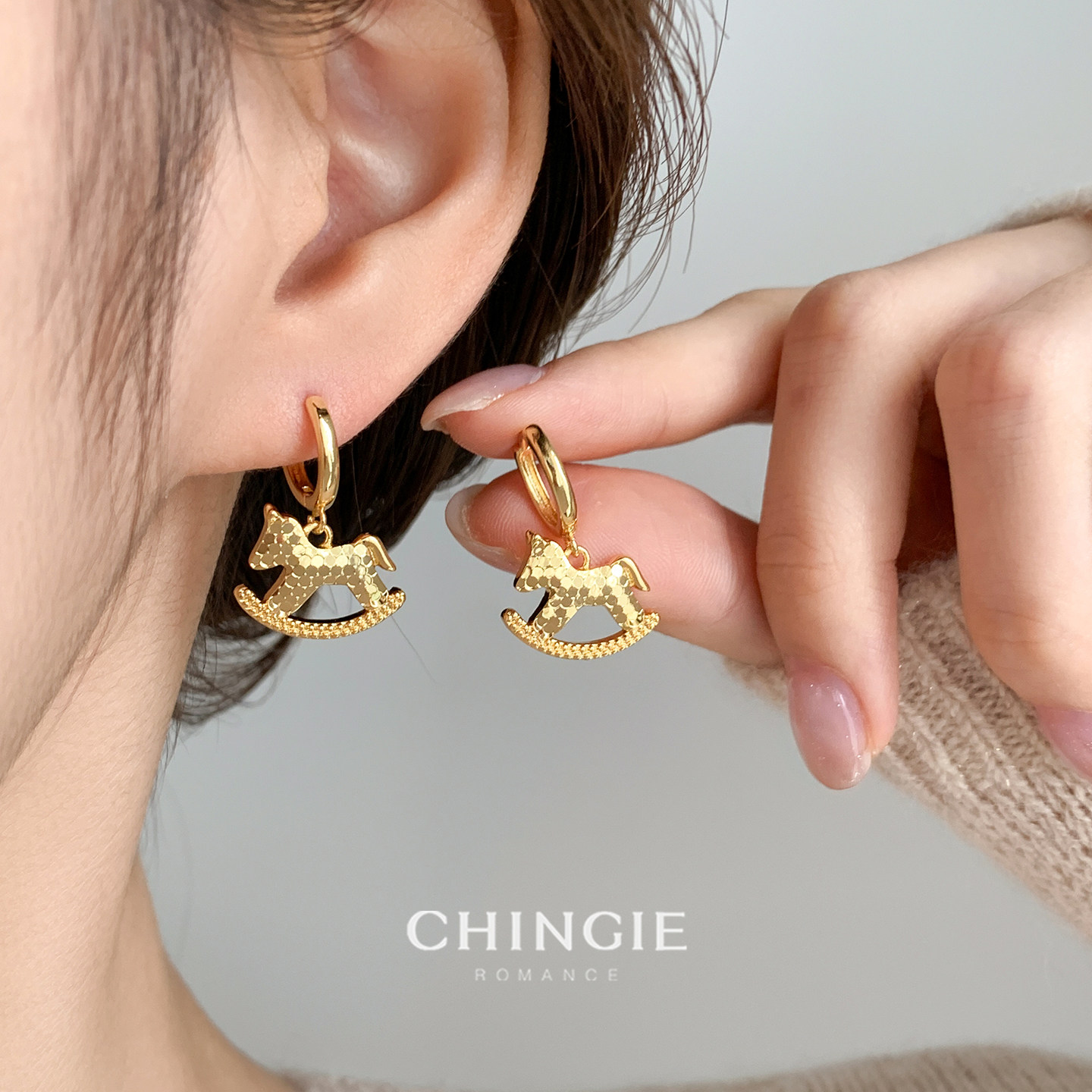 「青芥」马上有钱金色碎冰冰小马耳环精致绝美轻奢耳饰本命年耳夹,饰品/流行首饰/时尚饰品新,耳夹,淘宝优惠券,粉丝福利购,淘宝优惠卷