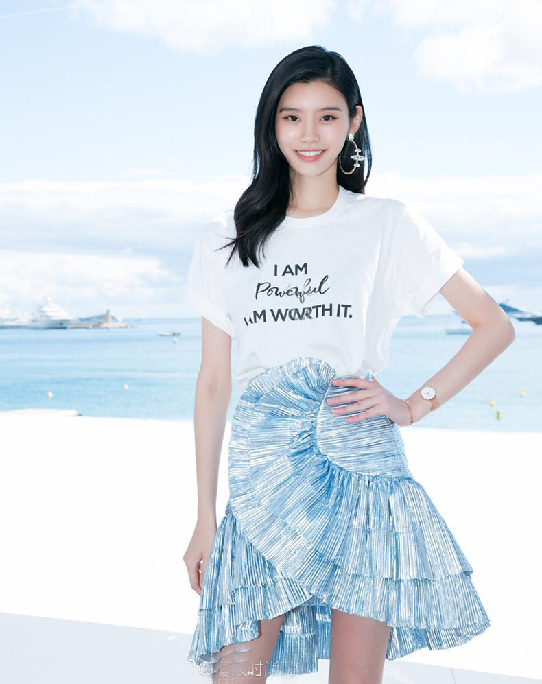 奚梦瑶明星同款白色字母短袖t恤蓝色高腰不规则荷叶鱼尾半裙套装