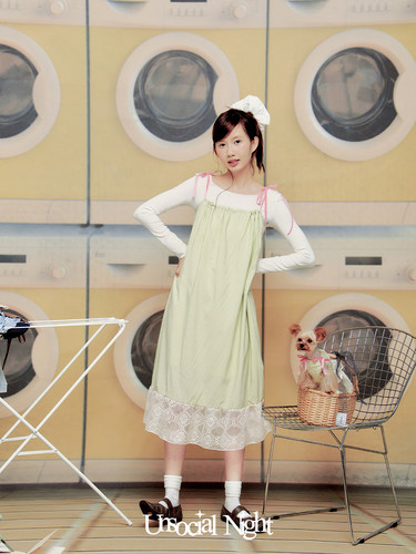 蜜瓜绿吊带连衣裙清新