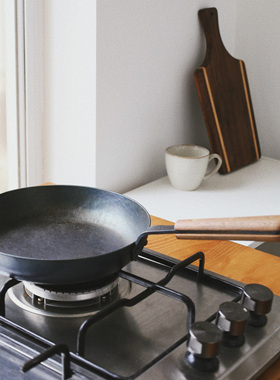 触造 平底铁锅手工锻打熟铁无涂层不粘复古胡桃木柄煎炒牛排烙饼