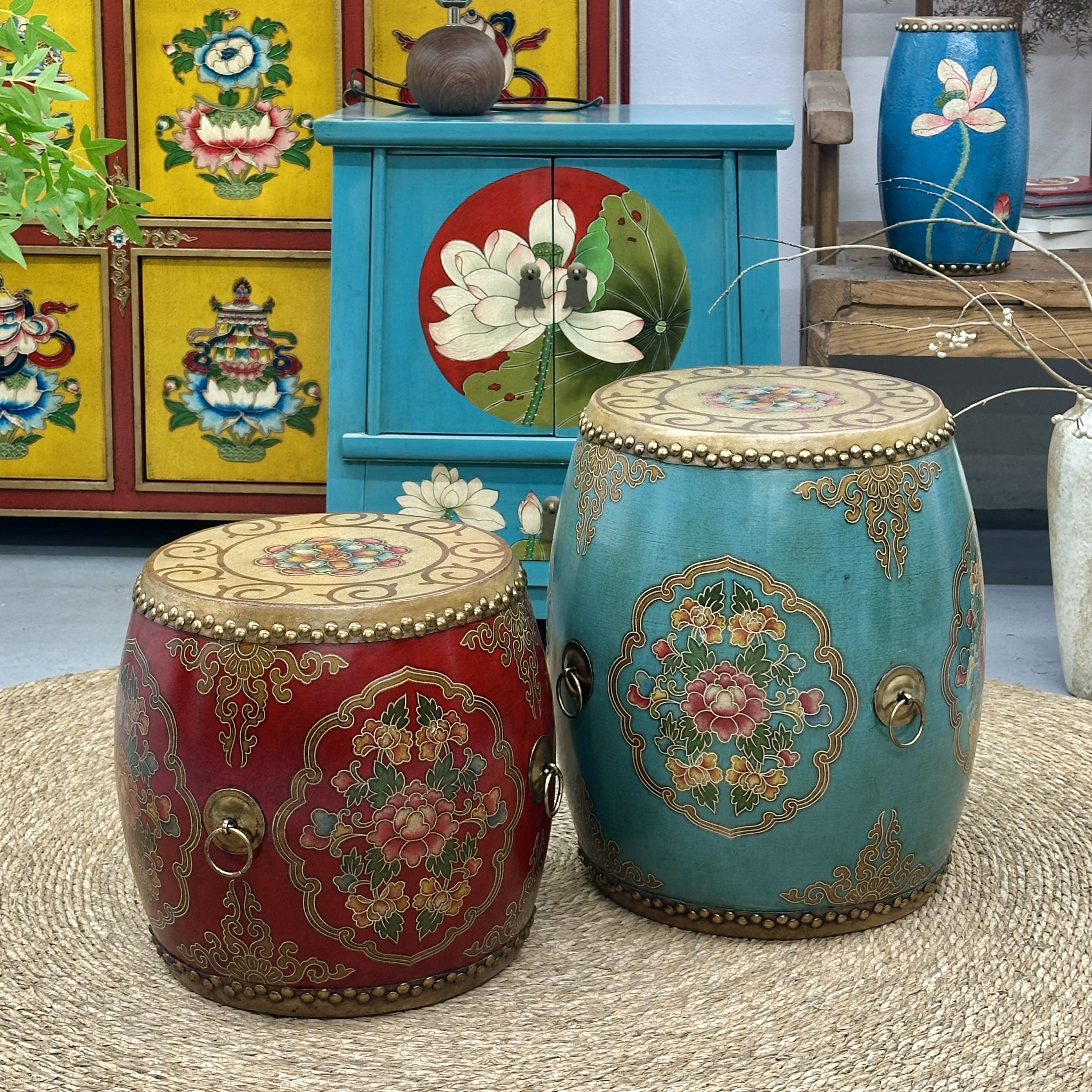 坐面彩绘精美凳子实木牛皮