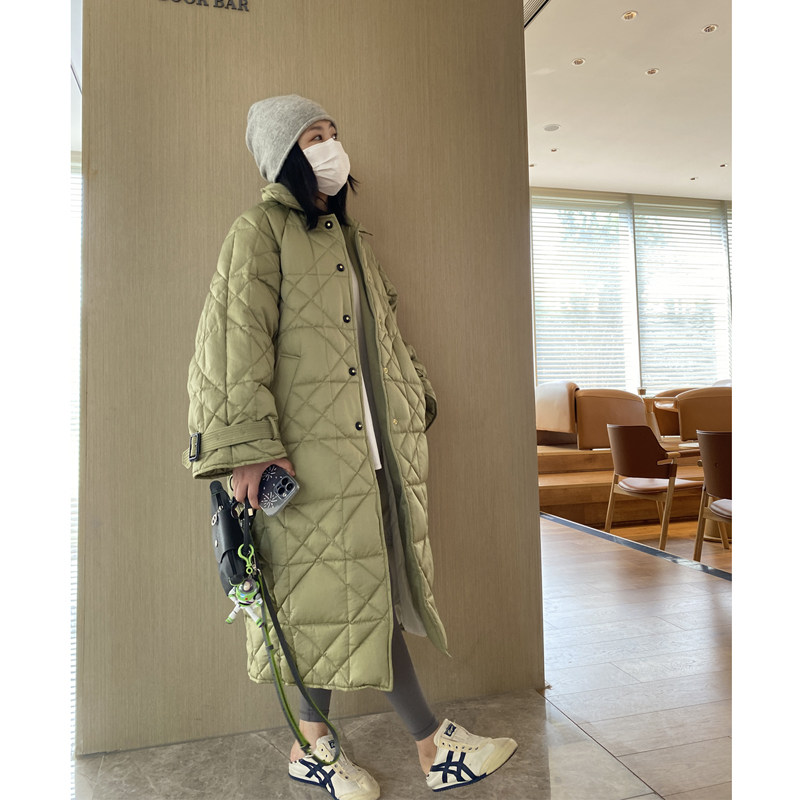 北欧风仿缎纹长款羽绒服