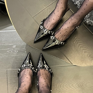 羊皮黑色尖头细跟单鞋女铆钉漆皮搭扣设计感小众气质轻熟风高跟鞋