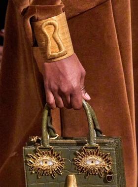 夏帕复古小众设计金属条纹钥匙锁孔浮雕感开口手镯重工时尚手环潮