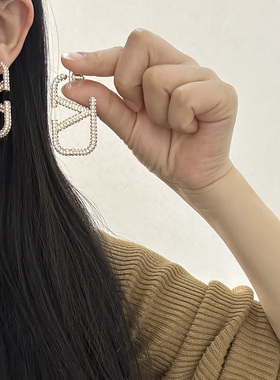 欧美925银针字母V耳环简约人造水钻耳钉设计感小众耳饰女名媛耳饰