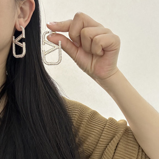 欧美925银针字母V耳环简约人造水钻耳钉设计感小众耳饰女名媛耳饰