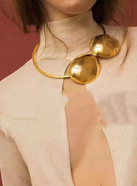 夸张亮面圆形褶皱项圈